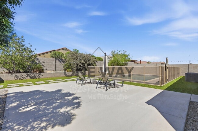 Building Photo - 30558 W Clarendon Ave