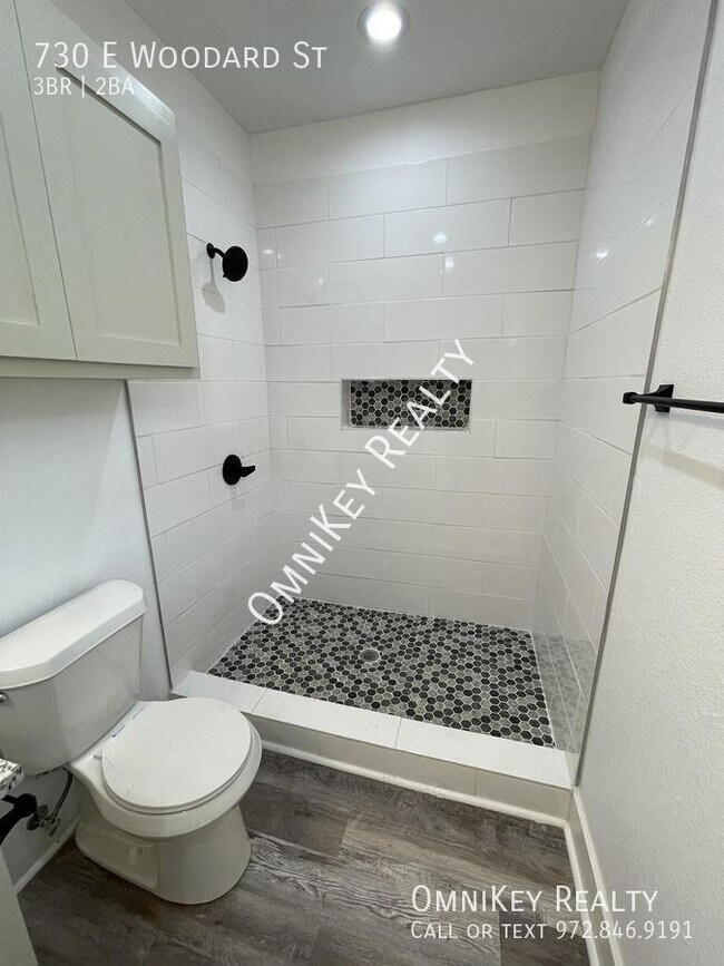 Building Photo - 730 E Woodard St