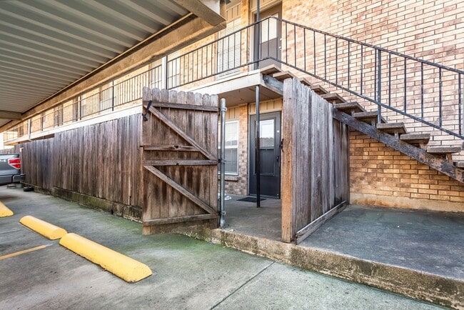 Building Photo - 10248 Regal Oaks Dr