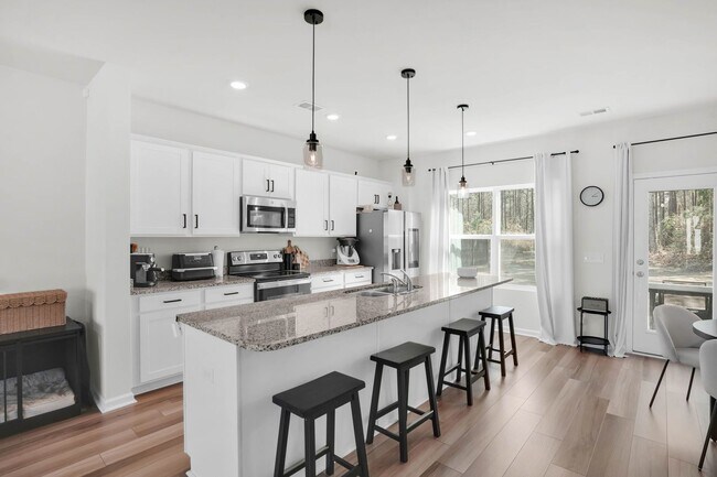 Building Photo - Bright & Welcoming 5-Bedroom Home in Richmond Hill, GA