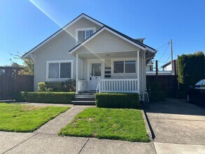 Building Photo - Large 2 bedroom, 2 full bathroom home in Eugene!