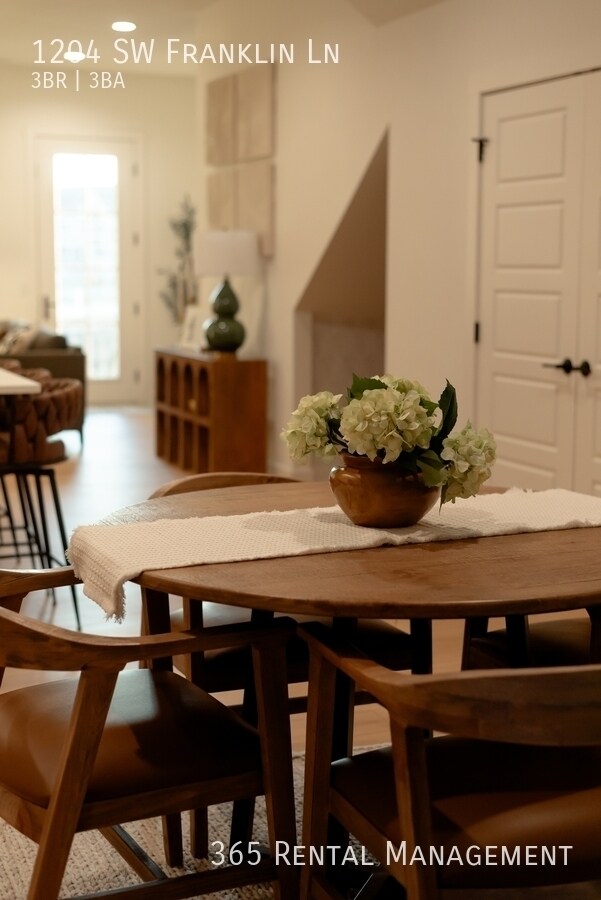 Building Photo - 1204 SW Franklin Dr