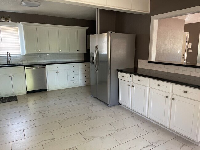 Building Photo - Pre Leasing for fall 2026!