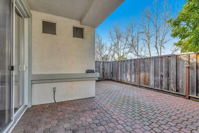 Building Photo - 929 Monarch Cir