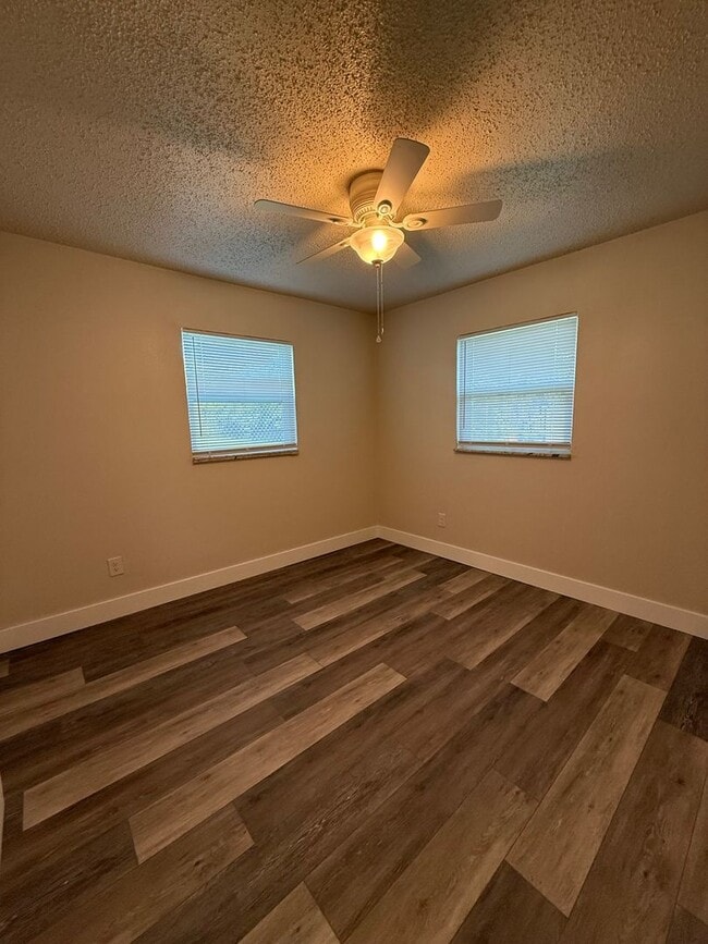 Building Photo - 3 Bedroom/1 Bathroom Single Family Home