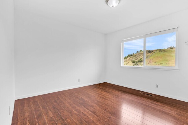 Building Photo - 2384 Lakeview Dr