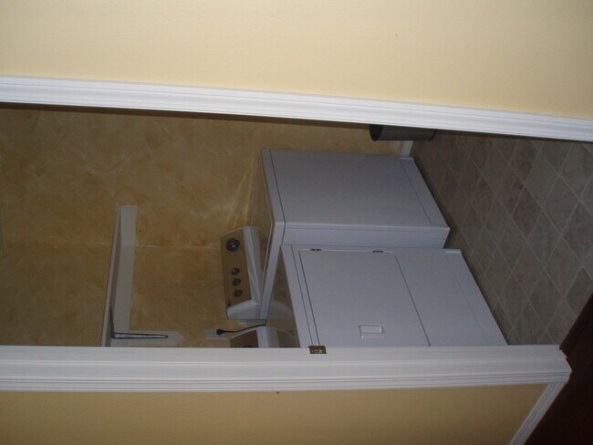 Building Photo - 3 Bedroom, 2 Bath Condo Fully Furnished