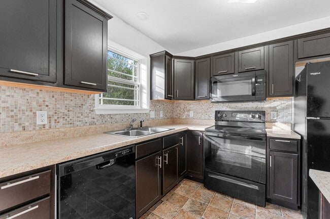 Building Photo - Modern 3-Bedroom Home Near Branson Landing...