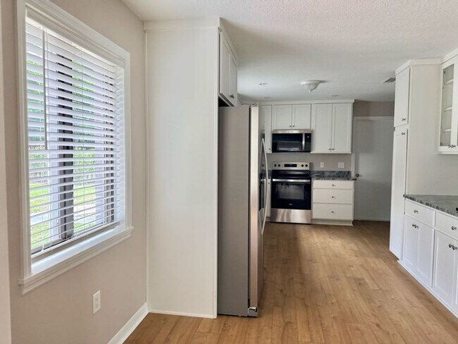 Building Photo - Large and Stunning 2700sqft Newly Renovated 3BR 3BTH!