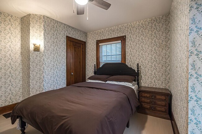 Building Photo - Quaint 4 bedroom Erie Home with Central Air & Garage Parking (Month to Month available)