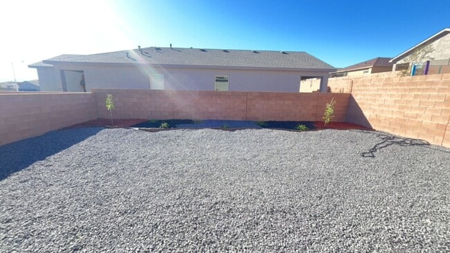 Building Photo - Beautiful UPGRADED 3bedroom 2 bathroom Home Fully Equipped With Everything You Need!