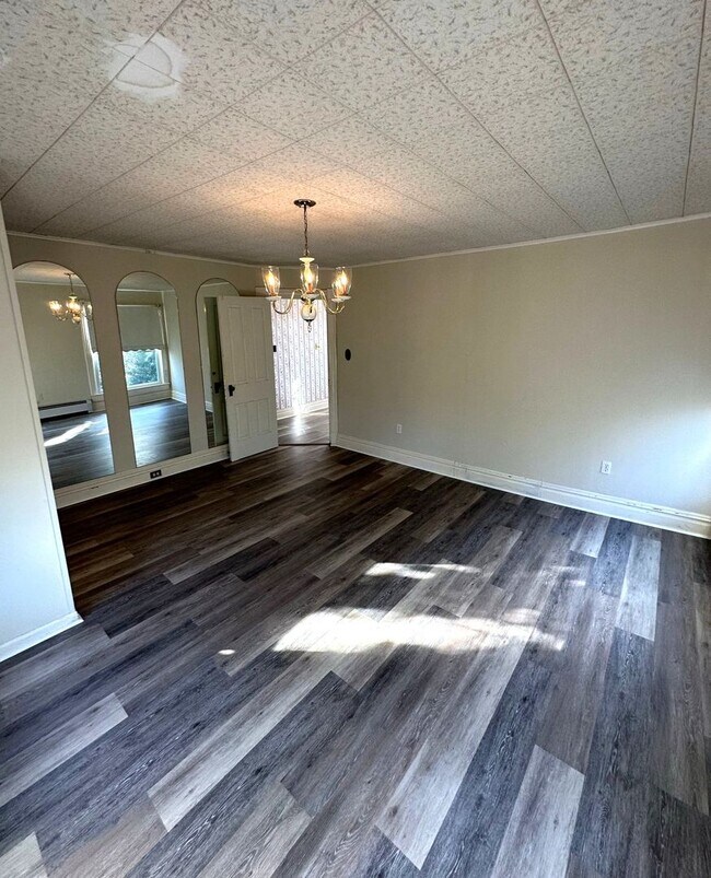 Building Photo - 2027 Lincoln Way E
