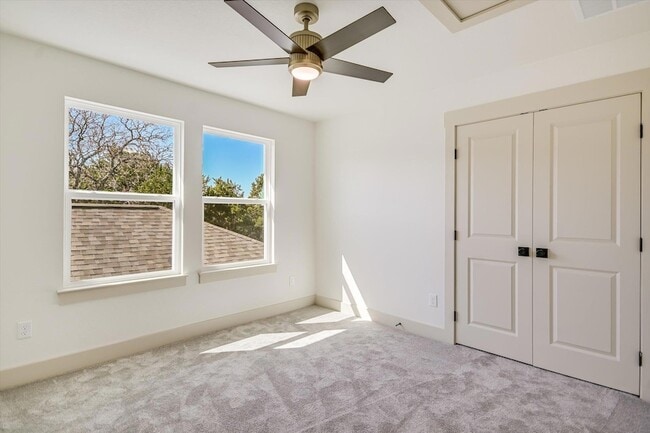 Building Photo - 424 Shady Bluff Dr