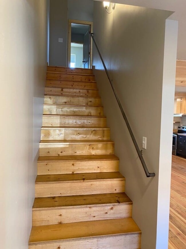 Building Photo - Newer Build - Immaculate 4-5 bed 3.5 Bath Townhouse