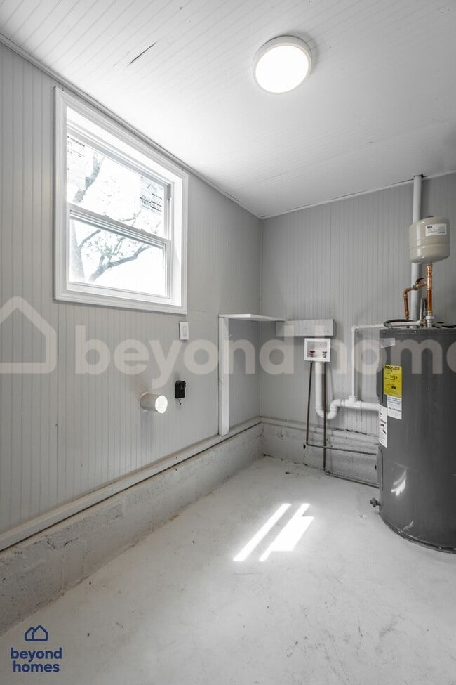 Building Photo - Beautiful and Newly Renovated 3 bedroom / ...