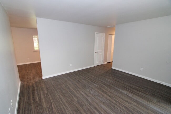 Building Photo - 4 bedroom 1 bathroom SF House