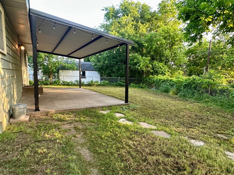 Building Photo - 1316 Eastview Dr