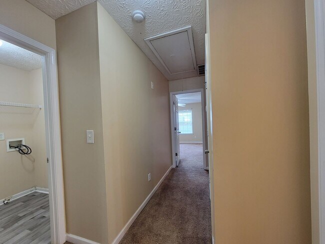 Building Photo - 2 Story-Townhome - 1 Car Garage - Gated Community - Camp Creek