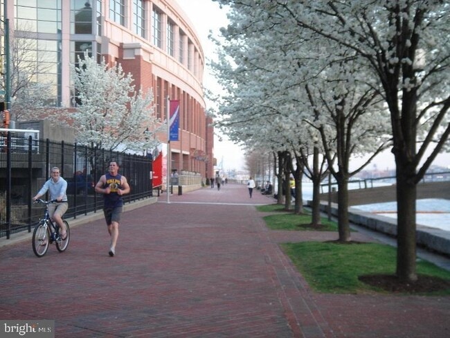 Building Photo - 250 S President St