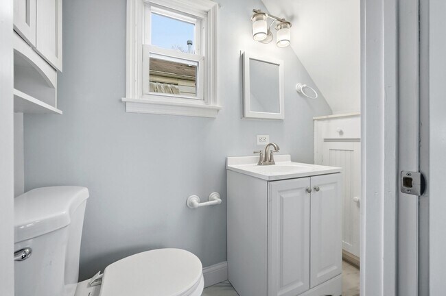 Building Photo - Three Bedroom Home in Hamilton!