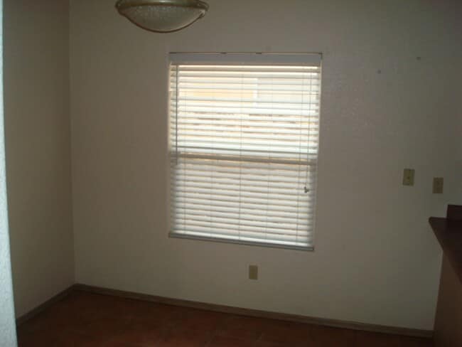 Building Photo - Cute Townhouse in Desirable Area- Close to...