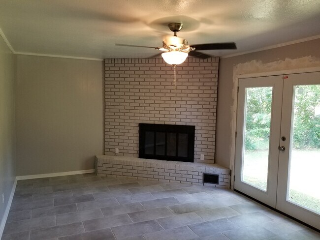 Building Photo - 307 Curtis Dr SE