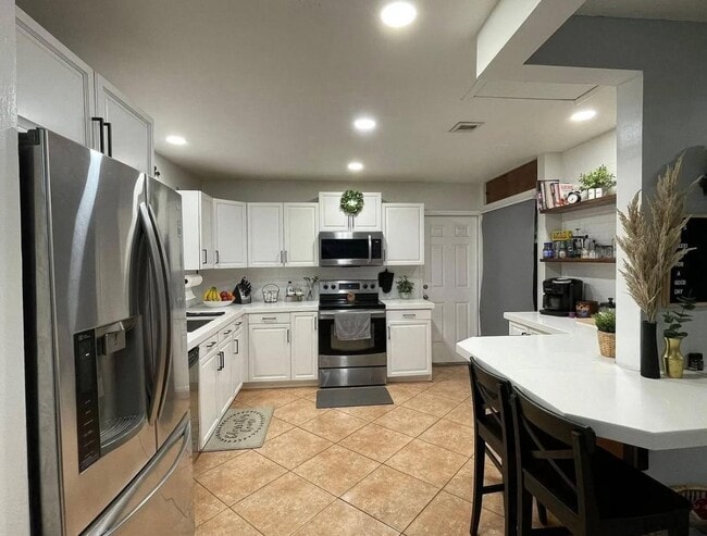 Building Photo - 6500 SW 4th St