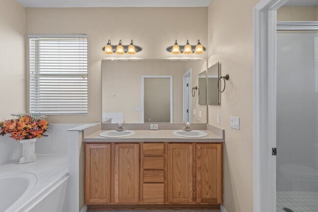 Building Photo - Grand Island Ridge! 3/2 with Split Floorplan and Fenced Backyard