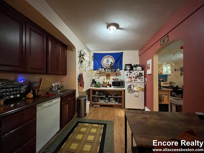 Building Photo - 1555 Beacon St