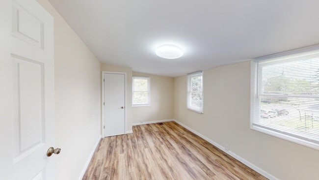Building Photo - 131 E Northwood Ave