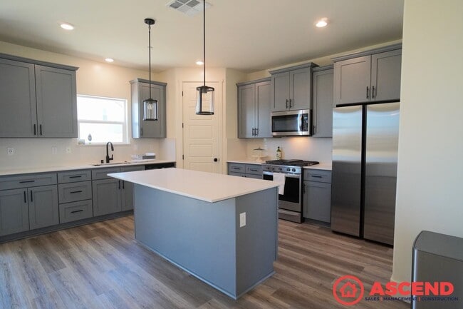 Building Photo - Lovely Home Near Frontier Highschool!