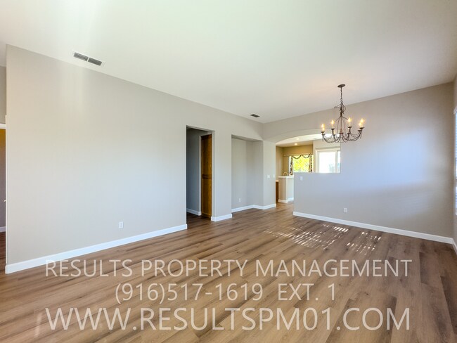 Building Photo - Lovely 4 bedroom Roseville home Olympus po...