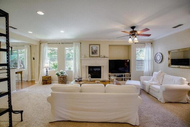 Building Photo - Immaculate Modern Townhouse in Sought-Afte...