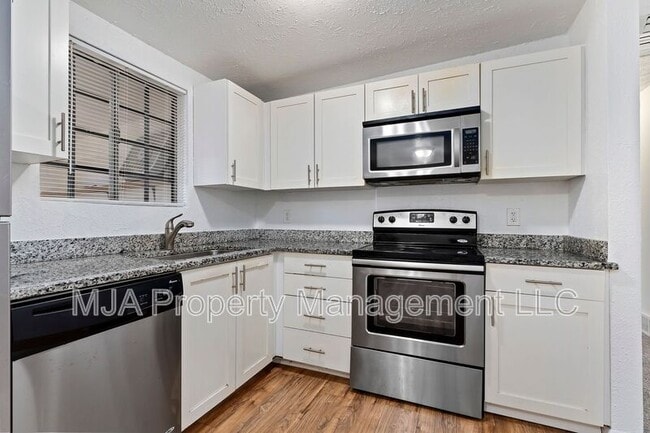 Building Photo - 443 Dorothea Way