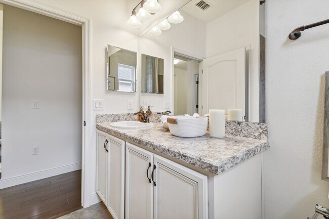 Building Photo - Spacious 4 Bed, 2 Bath Single Family Home ...