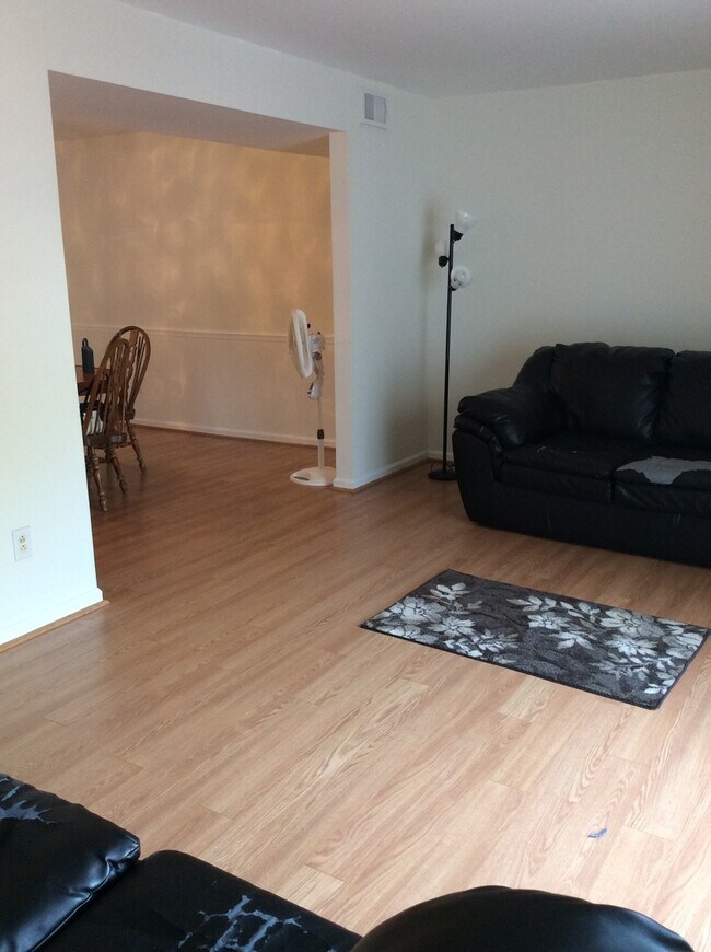 Building Photo - Spacious Townhouse Recently Updated