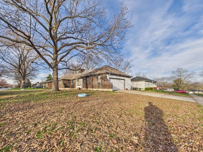 Building Photo - 3929 S Carriage Ln