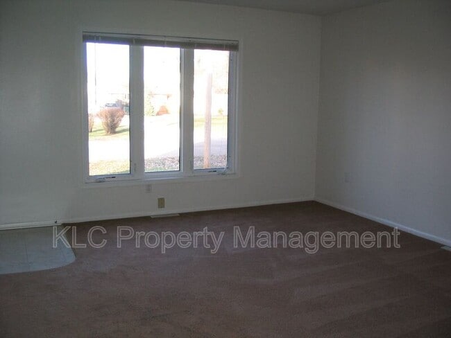 Building Photo - 627 3rd St