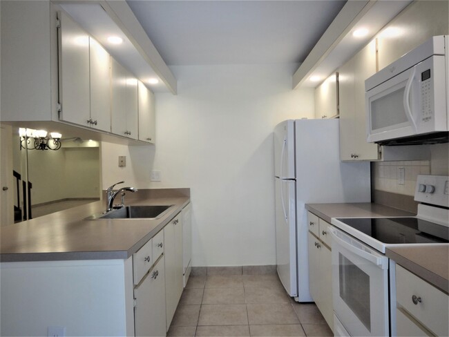 Building Photo - 2425 24th Ct