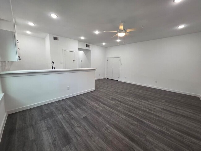 Building Photo - Stunning Duplex with Garage & Modern Finishes