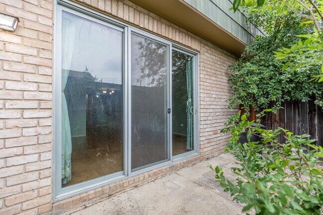 Building Photo - 3678 Hidden Dr