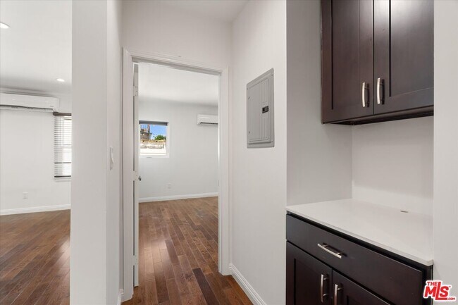 Building Photo - 1472 S Crest Dr