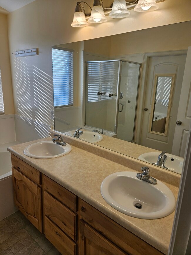 Building Photo - 1023 W Boston Ct