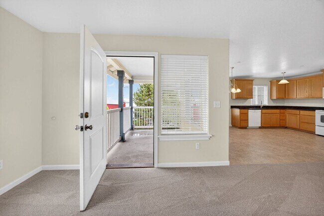 Building Photo - Spacious 2 Bedroom, 2 bath 2nd Floor Apartment