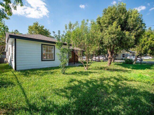 Building Photo - 6802 Eastwood St