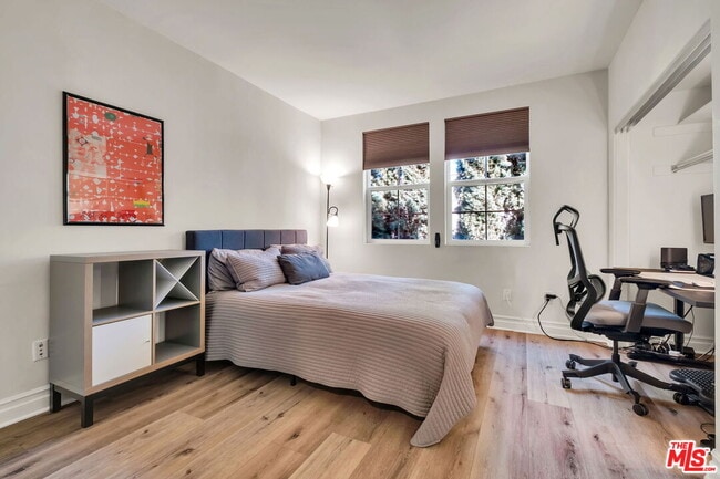 Building Photo - 15206 Burbank Blvd