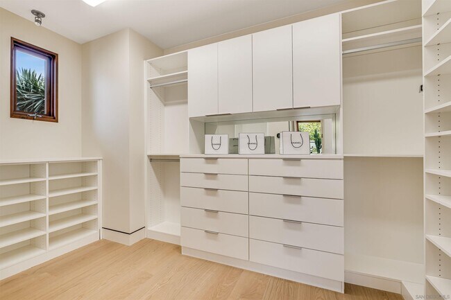 Building Photo - 8070 La Jolla Scenic Dr N
