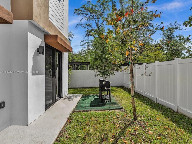 Building Photo - 4110 N Oak Pl