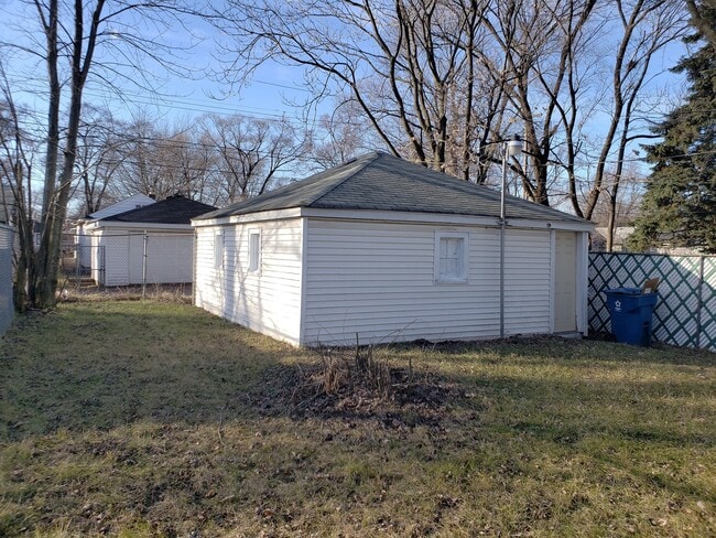 Building Photo - BEAUTIFUL HOME LOCATED CLOSE TO EVERYTHING WITH GARAGE!