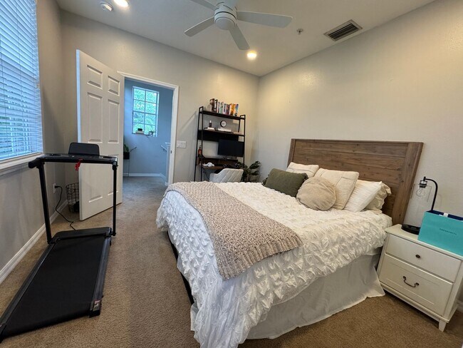 Building Photo - Private Townhouse in Heart of South Tampa